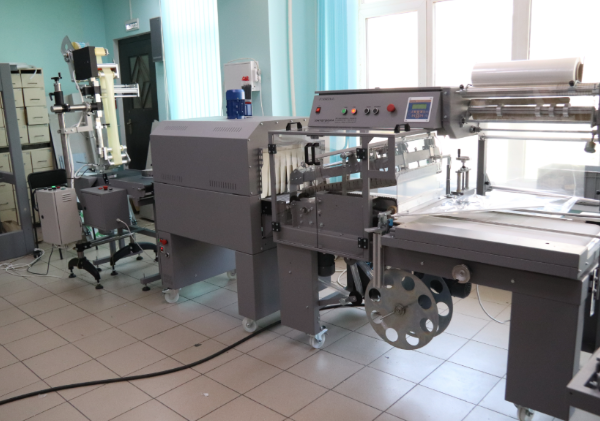 Упаковка вафель. Термоусадочное оборудование “Рамка А” с термотоннелем “УТ-400.01” с аппликатором этикеток “АЭ-140”