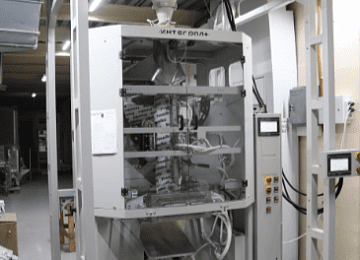 Фасовка и упаковка плиточного клея. Фасовочно-упаковочная машина “Инпак-Паквус” с шнековым дозатором “МДШ-3 УК”.